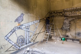 Monkey Bird pour la Nuit Blanche 2014. Work in progress. Carte blanche à Jef Aérosol qui a invité une dixaine d'artistes à la Halle Freyssinet - Paris 13è. Préparation des oeuvres pour la Nuit Blanche du samedi 4 octobre 2014.