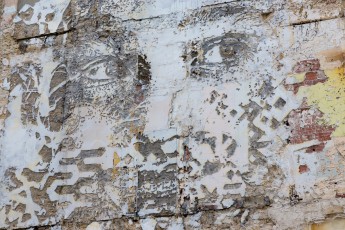 Vhils pour la Nuit Blanche du samedi 4 octobre 2014. Dans l'enceinte de l'Hôpital Necker - Paris 07è.