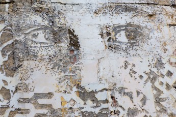 Vhils pour la Nuit Blanche du samedi 4 octobre 2014. Dans l'enceinte de l'Hôpital Necker - Paris 07è.