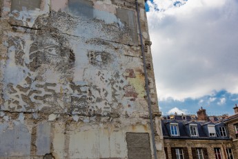 Vhils pour la Nuit Blanche du samedi 4 octobre 2014. Dans l'enceinte de l'Hôpital Necker - Paris 07è.