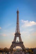 Shepard Fairey (aka Obey) - Earth Crisis - Oeuvre suspendue au coeur de la Tour Eiffel, présentée du 20 au 26 novembre 2015 à l'occasion de l'ouverture de la COP21.