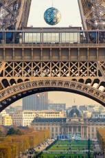 Shepard Fairey (aka Obey) - Earth Crisis - Oeuvre suspendue au coeur de la Tour Eiffel, présentée du 20 au 26 novembre 2015 à l'occasion de l'ouverture de la COP21.