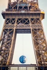 Shepard Fairey (aka Obey) - Earth Crisis - Oeuvre suspendue au coeur de la Tour Eiffel, présentée du 20 au 26 novembre 2015 à l'occasion de l'ouverture de la COP21.