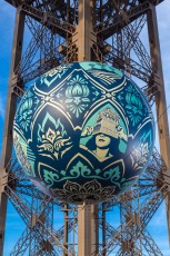 Shepard Fairey (aka Obey) - Earth Crisis - Oeuvre suspendue au coeur de la Tour Eiffel, présentée du 20 au 26 novembre 2015 à l'occasion de l'ouverture de la COP21.