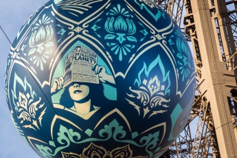 Shepard Fairey (aka Obey) - Earth Crisis - Oeuvre suspendue au coeur de la Tour Eiffel, présentée du 20 au 26 novembre 2015 à l'occasion de l'ouverture de la COP21.