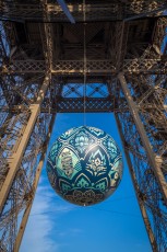 Shepard Fairey (aka Obey) - Earth Crisis - Oeuvre suspendue au coeur de la Tour Eiffel, présentée du 20 au 26 novembre 2015 à l'occasion de l'ouverture de la COP21.