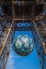 Shepard Fairey (aka Obey) - Earth Crisis - Oeuvre suspendue au coeur de la Tour Eiffel, présentée du 20 au 26 novembre 2015 à l'occasion de l'ouverture de la COP21.