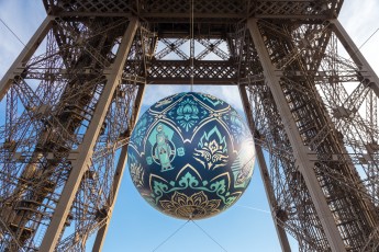 Shepard Fairey (aka Obey) - Earth Crisis - Oeuvre suspendue au coeur de la Tour Eiffel, présentée du 20 au 26 novembre 2015 à l'occasion de l'ouverture de la COP21.