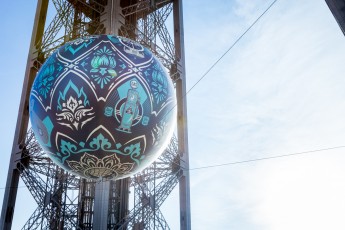 Shepard Fairey (aka Obey) - Earth Crisis - Oeuvre suspendue au coeur de la Tour Eiffel, présentée du 20 au 26 novembre 2015 à l'occasion de l'ouverture de la COP21.