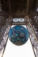 Shepard Fairey (aka Obey) - Earth Crisis - Oeuvre suspendue au coeur de la Tour Eiffel, présentée du 20 au 26 novembre 2015 à l'occasion de l'ouverture de la COP21.