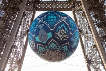 Shepard Fairey (aka Obey) - Earth Crisis - Oeuvre suspendue au coeur de la Tour Eiffel, présentée du 20 au 26 novembre 2015 à l'occasion de l'ouverture de la COP21.