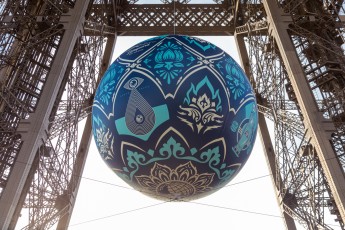 Shepard Fairey (aka Obey) - Earth Crisis - Oeuvre suspendue au coeur de la Tour Eiffel, présentée du 20 au 26 novembre 2015 à l'occasion de l'ouverture de la COP21.