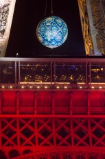 Shepard Fairey (aka Obey) - Earth Crisis - Oeuvre suspendue au coeur de la Tour Eiffel, présentée du 20 au 26 novembre 2015 à l'occasion de l'ouverture de la COP21.