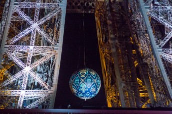 Shepard Fairey (aka Obey) - Earth Crisis - Oeuvre suspendue au coeur de la Tour Eiffel, présentée du 20 au 26 novembre 2015 à l'occasion de l'ouverture de la COP21.