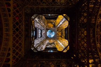 Shepard Fairey (aka Obey) - Earth Crisis - Oeuvre suspendue au coeur de la Tour Eiffel, présentée du 20 au 26 novembre 2015 à l'occasion de l'ouverture de la COP21.