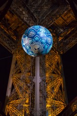 Shepard Fairey (aka Obey) - Earth Crisis - Oeuvre suspendue au coeur de la Tour Eiffel, présentée du 20 au 26 novembre 2015 à l'occasion de l'ouverture de la COP21.