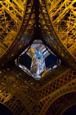 Shepard Fairey (aka Obey) - Earth Crisis - Oeuvre suspendue au coeur de la Tour Eiffel, présentée du 20 au 26 novembre 2015 à l'occasion de l'ouverture de la COP21.