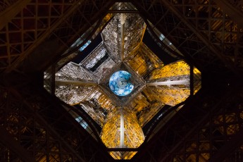 Shepard Fairey (aka Obey) - Earth Crisis - Oeuvre suspendue au coeur de la Tour Eiffel, présentée du 20 au 26 novembre 2015 à l'occasion de l'ouverture de la COP21.