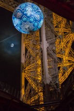 Shepard Fairey (aka Obey) - Earth Crisis - Oeuvre suspendue au coeur de la Tour Eiffel, présentée du 20 au 26 novembre 2015 à l'occasion de l'ouverture de la COP21.