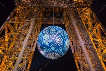 Shepard Fairey (aka Obey) - Earth Crisis - Oeuvre suspendue au coeur de la Tour Eiffel, présentée du 20 au 26 novembre 2015 à l'occasion de l'ouverture de la COP21.