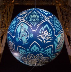 Shepard Fairey (aka Obey) - Earth Crisis - Oeuvre suspendue au coeur de la Tour Eiffel, présentée du 20 au 26 novembre 2015 à l'occasion de l'ouverture de la COP21.