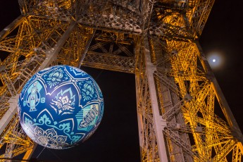 Shepard Fairey (aka Obey) - Earth Crisis - Oeuvre suspendue au coeur de la Tour Eiffel, présentée du 20 au 26 novembre 2015 à l'occasion de l'ouverture de la COP21.