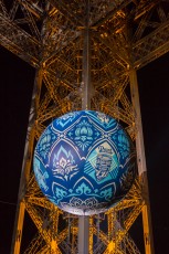 Shepard Fairey (aka Obey) - Earth Crisis - Oeuvre suspendue au coeur de la Tour Eiffel, présentée du 20 au 26 novembre 2015 à l'occasion de l'ouverture de la COP21.