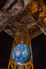 Shepard Fairey (aka Obey) - Earth Crisis - Oeuvre suspendue au coeur de la Tour Eiffel, présentée du 20 au 26 novembre 2015 à l'occasion de l'ouverture de la COP21.