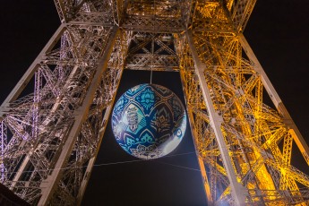 Shepard Fairey (aka Obey) - Earth Crisis - Oeuvre suspendue au coeur de la Tour Eiffel, présentée du 20 au 26 novembre 2015 à l'occasion de l'ouverture de la COP21.