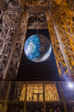 Shepard Fairey (aka Obey) - Earth Crisis - Oeuvre suspendue au coeur de la Tour Eiffel, présentée du 20 au 26 novembre 2015 à l'occasion de l'ouverture de la COP21.