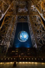 Shepard Fairey (aka Obey) - Earth Crisis - Oeuvre suspendue au coeur de la Tour Eiffel, présentée du 20 au 26 novembre 2015 à l'occasion de l'ouverture de la COP21.