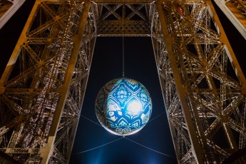 Shepard Fairey (aka Obey) - Earth Crisis - Oeuvre suspendue au coeur de la Tour Eiffel, présentée du 20 au 26 novembre 2015 à l'occasion de l'ouverture de la COP21.