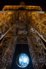 Shepard Fairey (aka Obey) - Earth Crisis - Oeuvre suspendue au coeur de la Tour Eiffel, présentée du 20 au 26 novembre 2015 à l'occasion de l'ouverture de la COP21.