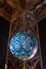 Shepard Fairey (aka Obey) - Earth Crisis - Oeuvre suspendue au coeur de la Tour Eiffel, présentée du 20 au 26 novembre 2015 à l'occasion de l'ouverture de la COP21.