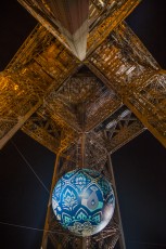 Shepard Fairey (aka Obey) - Earth Crisis - Oeuvre suspendue au coeur de la Tour Eiffel, présentée du 20 au 26 novembre 2015 à l'occasion de l'ouverture de la COP21.