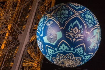 Shepard Fairey (aka Obey) - Earth Crisis - Oeuvre suspendue au coeur de la Tour Eiffel, présentée du 20 au 26 novembre 2015 à l'occasion de l'ouverture de la COP21.