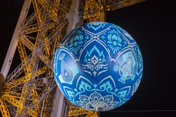 Shepard Fairey (aka Obey) - Earth Crisis - Oeuvre suspendue au coeur de la Tour Eiffel, présentée du 20 au 26 novembre 2015 à l'occasion de l'ouverture de la COP21.