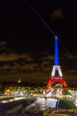 En hommage aux 130 victimes des attentats parisiens du vendredi 13 décembre 2015, la Tour Eiffel s'est parée pour quelques jours de bleu, blanc et rouge. Projetée également, la devise de Paris "Fluctuat nec mergitur", Battu par les flots mais ne sombre pas...