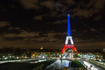 En hommage aux 130 victimes des attentats parisiens du vendredi 13 décembre 2015, la Tour Eiffel s'est parée pour quelques jours de bleu, blanc et rouge. Projetée également, la devise de Paris "Fluctuat nec mergitur", Battu par les flots mais ne sombre pas...