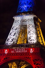 En hommage aux 130 victimes des attentats parisiens du vendredi 13 décembre 2015, la Tour Eiffel s'est parée pour quelques jours de bleu, blanc et rouge. Projetée également, la devise de Paris "Fluctuat nec mergitur", Battu par les flots mais ne sombre pas...