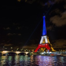 En hommage aux 130 victimes des attentats parisiens du vendredi 13 décembre 2015, la Tour Eiffel s'est parée pour quelques jours de bleu, blanc et rouge. Projetée également, la devise de Paris "Fluctuat nec mergitur", Battu par les flots mais ne sombre pas...