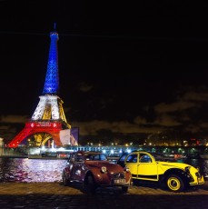 En hommage aux 130 victimes des attentats parisiens du vendredi 13 décembre 2015, la Tour Eiffel s'est parée pour quelques jours de bleu, blanc et rouge. Projetée également, la devise de Paris "Fluctuat nec mergitur", Battu par les flots mais ne sombre pas...