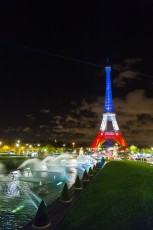 En hommage aux 130 victimes des attentats parisiens du vendredi 13 décembre 2015, la Tour Eiffel s'est parée pour quelques jours de bleu, blanc et rouge. Projetée également, la devise de Paris "Fluctuat nec mergitur", Battu par les flots mais ne sombre pas...