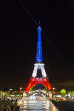 En hommage aux 130 victimes des attentats parisiens du vendredi 13 décembre 2015, la Tour Eiffel s'est parée pour quelques jours de bleu, blanc et rouge. Projetée également, la devise de Paris "Fluctuat nec mergitur", Battu par les flots mais ne sombre pas...