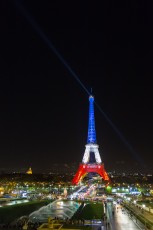 En hommage aux 130 victimes des attentats parisiens du vendredi 13 décembre 2015, la Tour Eiffel s'est parée pour quelques jours de bleu, blanc et rouge. Projetée également, la devise de Paris "Fluctuat nec mergitur", Battu par les flots mais ne sombre pas...