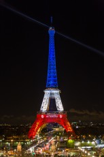 En hommage aux 130 victimes des attentats parisiens du vendredi 13 décembre 2015, la Tour Eiffel s'est parée pour quelques jours de bleu, blanc et rouge. Projetée également, la devise de Paris "Fluctuat nec mergitur", Battu par les flots mais ne sombre pas...