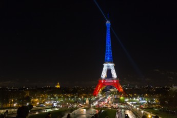 En hommage aux 130 victimes des attentats parisiens du vendredi 13 décembre 2015, la Tour Eiffel s'est parée pour quelques jours de bleu, blanc et rouge. Projetée également, la devise de Paris "Fluctuat nec mergitur", Battu par les flots mais ne sombre pas...