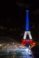 En hommage aux 130 victimes des attentats parisiens du vendredi 13 décembre 2015, la Tour Eiffel s'est parée pour quelques jours de bleu, blanc et rouge. Projetée également, la devise de Paris "Fluctuat nec mergitur", Battu par les flots mais ne sombre pas...