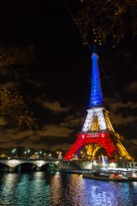 En hommage aux 130 victimes des attentats parisiens du vendredi 13 décembre 2015, la Tour Eiffel s'est parée pour quelques jours de bleu, blanc et rouge. Projetée également, la devise de Paris "Fluctuat nec mergitur", Battu par les flots mais ne sombre pas...