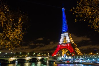 En hommage aux 130 victimes des attentats parisiens du vendredi 13 décembre 2015, la Tour Eiffel s'est parée pour quelques jours de bleu, blanc et rouge. Projetée également, la devise de Paris "Fluctuat nec mergitur", Battu par les flots mais ne sombre pas...